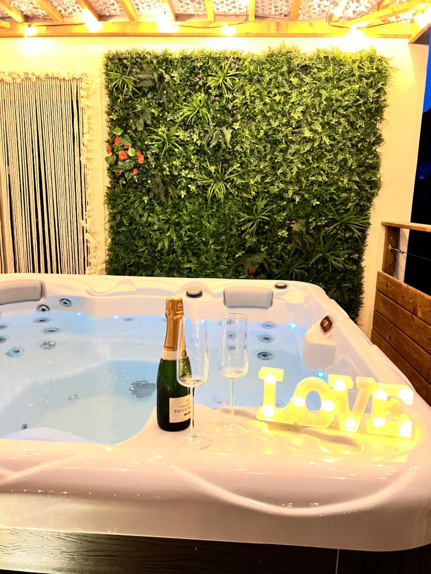 Love Room Tente Lodge Spa Mfg Chez C&C, Exclusivement Reservee Aux Adultes Cantaron Eksteriør billede