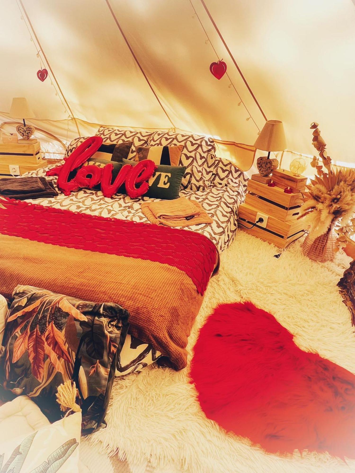 Love Room Tente Lodge Spa Mfg Chez C&C, Exclusivement Reservee Aux Adultes Cantaron Eksteriør billede